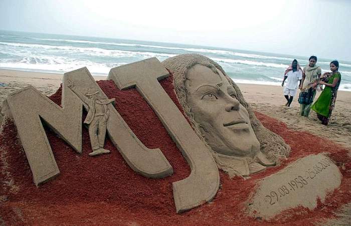 Na praia de Puri, Índia, artista presta homenagem ao rei com uma escultura de areia com seu rosto