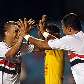 Washintgon (dir.) agradece Jorge Wagner por passe para gol do São Paulo Washintgon (dir.) agradece Jorge Wagner por passe para gol do São Paulo