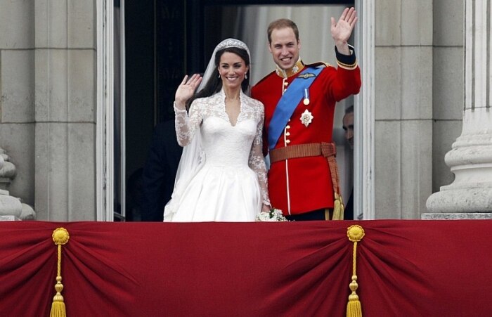 William e Kate acenam para multidão da sacada do Palácio de Buckingham 