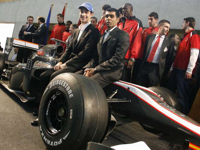 Bruno Senna e Karun Chandhok posam com o HRT (ex-Campos) para a disputa da F-1 2010