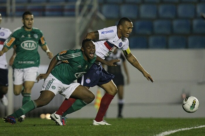Palmeiras recebe Bahia, pressiona, mas acaba derrotado por 2 a 0.