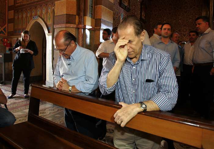 Alckmin aproveita pausa em visita a Jundiaí para fazer uma oração - 07.07.2010