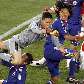 O goleiro do Japão, Kawashima, afasta a bola e o jogador de seu time, Tulio O goleiro do Japão, Kawashima, afasta a bola e o jogador de seu time, Tulio