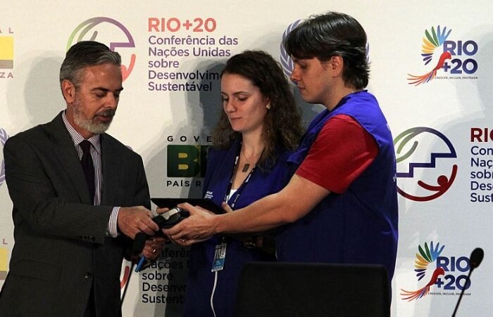 Patriota recebe comprovante do sistema de doação para compensar a emissão de gás carbônico de viagem