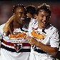 Fernandinho recebe abraço de Dagoberto pelo gol para o São Paulo sobre o São Bernardo, nos 3 a 0 Fernandinho recebe abraço de Dagoberto pelo gol para o São Paulo sobre o São Bernardo, nos 3 a 0