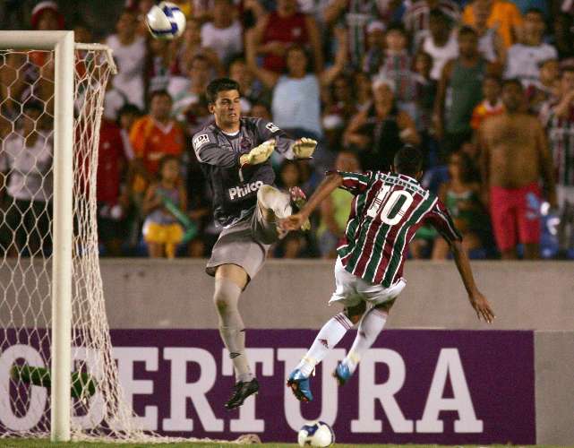 Maicon encobre o goleiro para marcar o segundo do Flu sobre o Atlético-PR