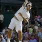 Roger Federer (SUI) saca durante a final do torneio de Wimbledon