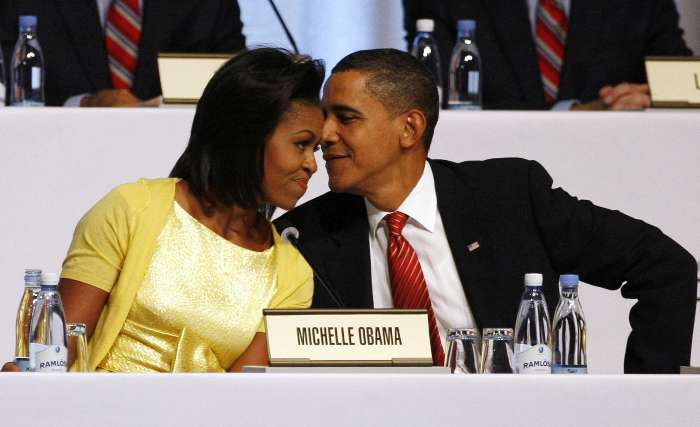 Michelle conversa com o marido e presidente dos EUA, Barack Obama