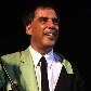 Ao terno bicolor de Arnaldo Antunes