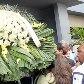 Emoção e oração durante enterro de cinegrafista morto no Rio