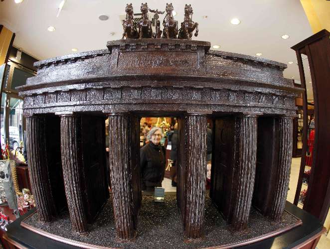 Construção grega de Brandenburg Gate feita de chocolate, em loja de Berlim