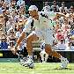 Ivo Karlovic se abaixa para devolver bola em derrota em Wimbledon Ivo Karlovic se abaixa para devolver bola em derrota em Wimbledon