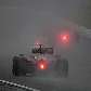 Felipe Massa passa com seu Ferrari pela reta principal do circuito de Xangai sob chuva forte no GP