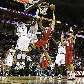 Kris Humphries (43), do Nets, salta contra a marcação de Wallace (3) e Jackson, do Bobcats
