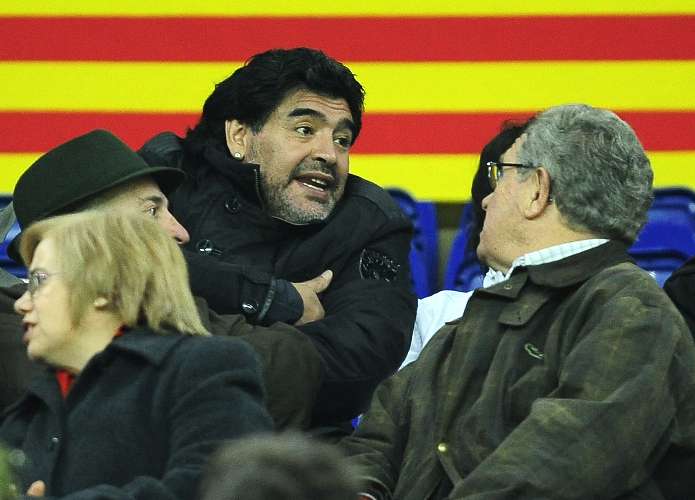Das tribunas, Diego Maradona acompanha a derrota da seleção argentina para o combinado da Catalunha 