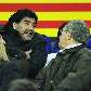 Das tribunas, Diego Maradona acompanha a derrota da seleção argentina para o combinado da Catalunha 