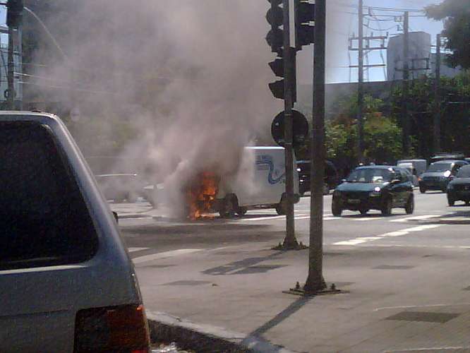 Van pegando fogo na esquina das avenidas Chucri Zaidan com Morumbi, zona sul da cidade. 04/05/2010