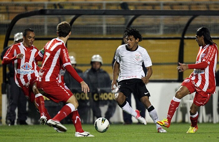 Corinthians vira sobre o Náutico no Pacaembu e reage no Brasileiro