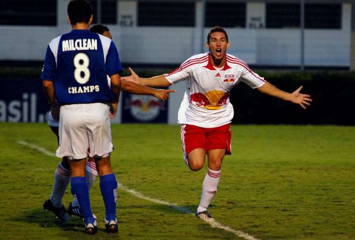 Cézar, do Red Bull, comemora gol na vitória por 3 a 1 sobre o Taubaté