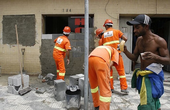 Prefeitura empareda imóveis na cracolândia