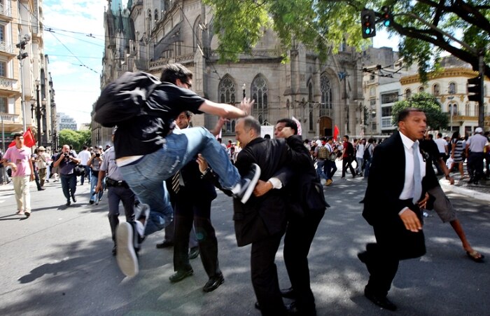 Confira imagens da pancadaria em manifestação em São Paulo