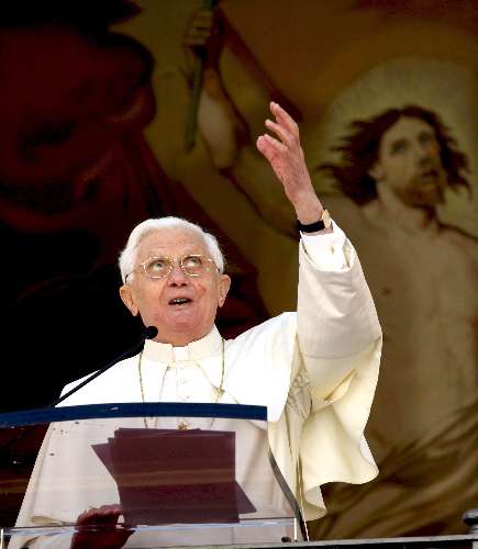 Papa Bento XVI abençoa fiéis