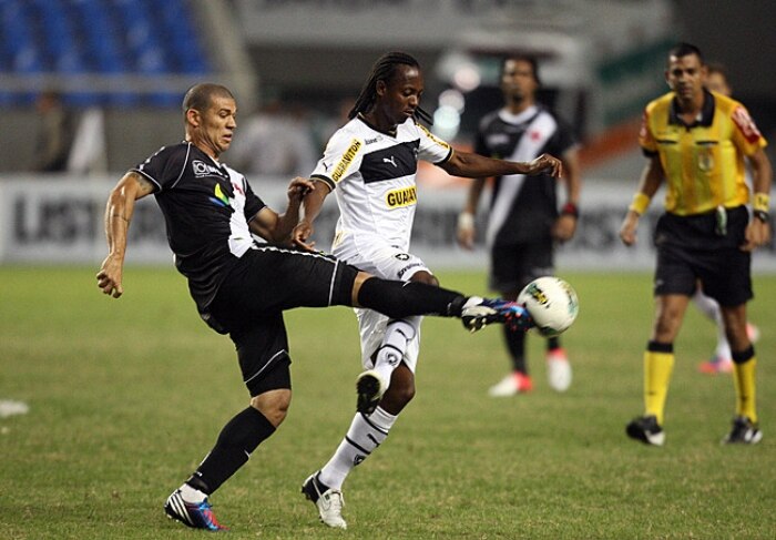 Primeiro clássico de Seedorf no Botafogo termina com vitória do Vasco
