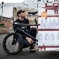 Máquina móvel de café expresso que tritura o grão por meio de pedaladas