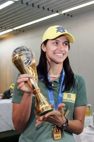 Capitã Dani Lins exibe no Rio o troféu de campeã do Grand Prix feminino