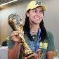 Capitã Dani Lins exibe no Rio o troféu de campeã do Grand Prix feminino