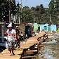 Prefeitura de Guarulhos constrói passarela de madeira em bairro, próximo à Estrada Velha do Itaim