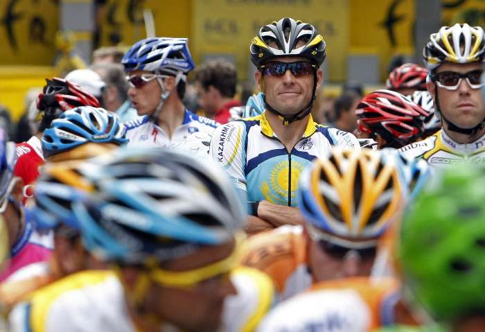 Liderados por Armstrong, ciclista atrasam a largada da volta da França