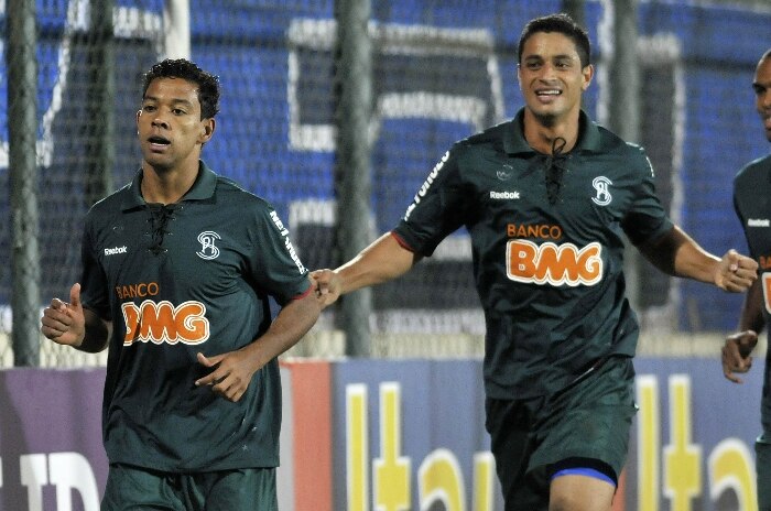 Wallyson comemora o primeiro gol do Cruzeiro sobre o Bahia