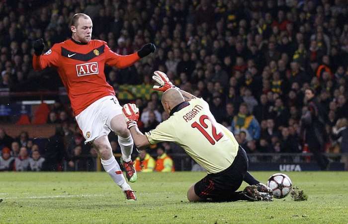 Rooney tira de Abbiati para marcar seu segundo gol na vitória do Manchester sobre o Milan por 4 a 0 