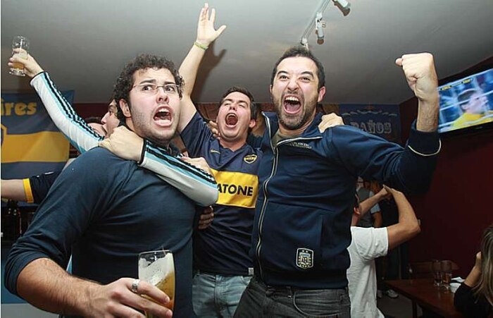 Final da Libertadores reúne argentinos e brasileiros em bar na Mooca