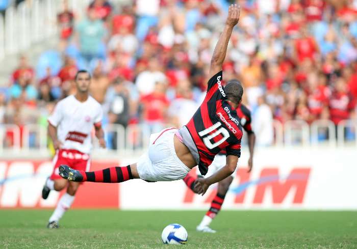 Adriano, do Fla, fura ao tentar chutar a bola no 1 a 1 com o Náutico
