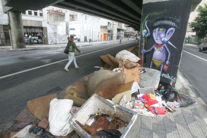 Embaixo do viaduto, na Av. General Olímpio da Silveira tem lixo acumulado