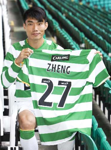 O chinês Zheng Zhi exibe camisa de seu novo time, o Glasgow, da Escócia