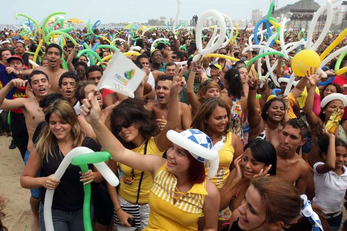 Festa toma conta do Rio após cidade ser anunciada sede dos Jogos de 2016