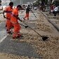 Apenas no Leblon, cerca de 30 garis e dois tratores trabalharam na retirada da areia das vias
