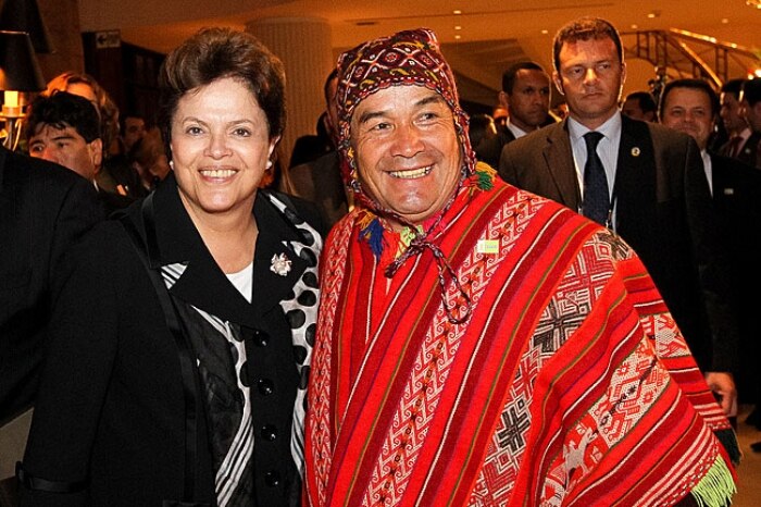 Presidente Dilma Rousseff cumprimenta o prefeito de Urubamba (Machu Picchu) ao chegar no Hotel Swiss