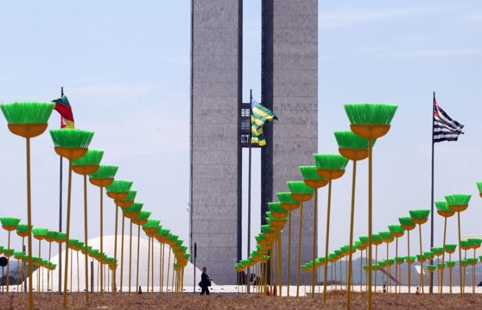 As vassouras representam os 513 deputados federais e 81 senadores 