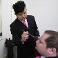 Luiz André é maquiado pelo companheiro José Sérgio 