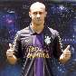 Lateral Alessandro apresenta a nova terceira camisa do Corinthians, com uma cruz roxa na frente