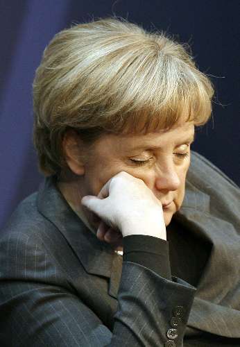 Merkel adormece durante discurso de Bill Gates