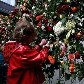 Criança pendura rosa para homenagear as vítimas do duplo atentado ocorrido na sexta, 22, em Oslo Criança pendura rosa para homenagear as vítimas do duplo atentado ocorrido na sexta, 22, em Oslo