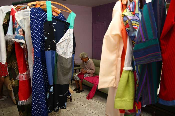 ''Foi minha mãe que me ensinou'', diz a costureira