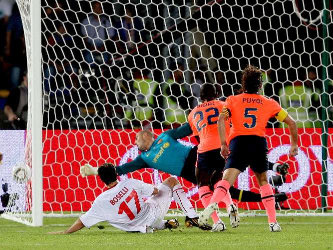 Mauro Boselli faz o gol do Estudiantes contra o Barcelona na final do Mundial de Clubes