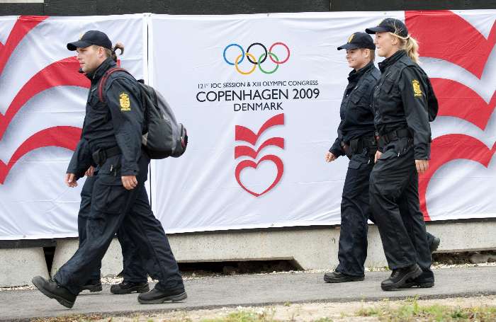 Policiais fazem segurança do centro de congressos onde o COI se reunirá, em Copenhague