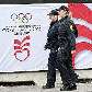 Policiais fazem segurança do centro de congressos onde o COI se reunirá, em Copenhague
